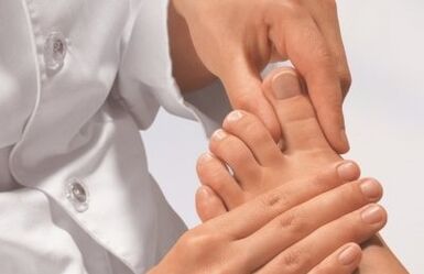 Examinarea degetelor medicului cu ciuperca picioarelor